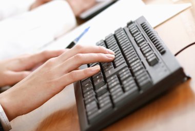 Ofiste birlikte çalışan meslektaşlar.