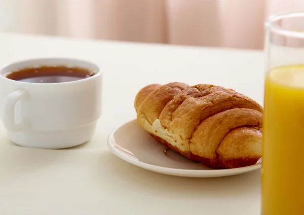 Croissant, Kopi, Orange Juice dan Koran — Stok Foto