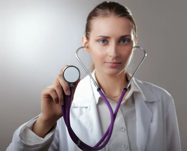 Primo piano del medico femminile utilizzando lo stetoscopio — Foto Stock