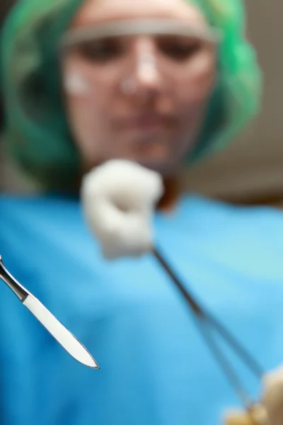 Jonge vrouw arts chirurg of verpleegkundige met scalpel — Stockfoto