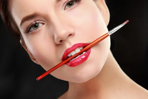 Frau mit Make-up Pinsel — Stockfoto