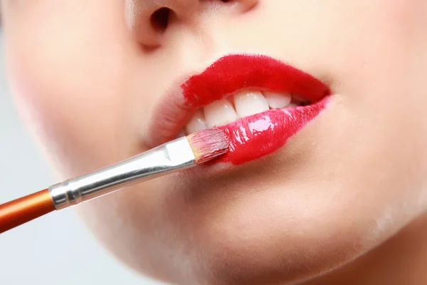 Mujer con cepillo de maquillaje — Foto de Stock