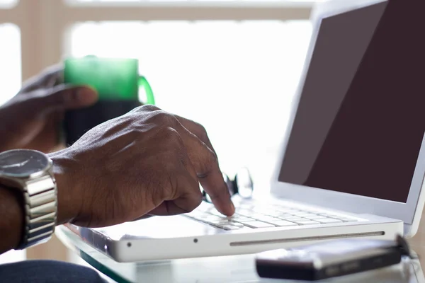 Porträt eines Afroamerikaners, der am Laptop arbeitet — Stockfoto