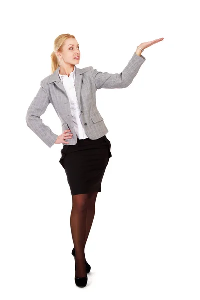 Retrato de comprimento total mulher de negócios mostra algo, isolado no fundo branco — Fotografia de Stock