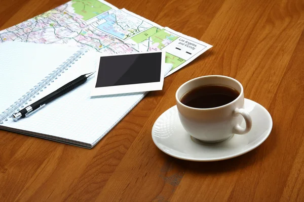 Foto e tazza di caffè, carta — Foto Stock