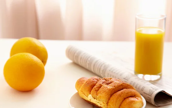 Croissant, Kopi, Orange Juice dan Koran — Stok Foto