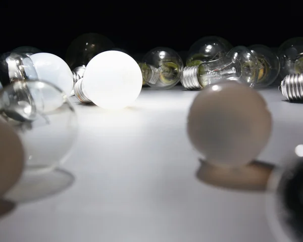 机の上に電球 — ストック写真