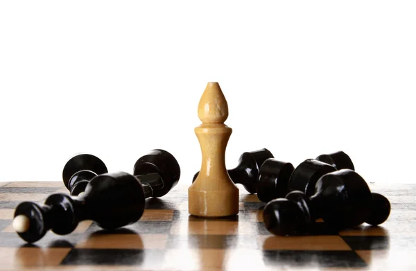 Échecs blancs et noirs sur le bureau en bois — Photo