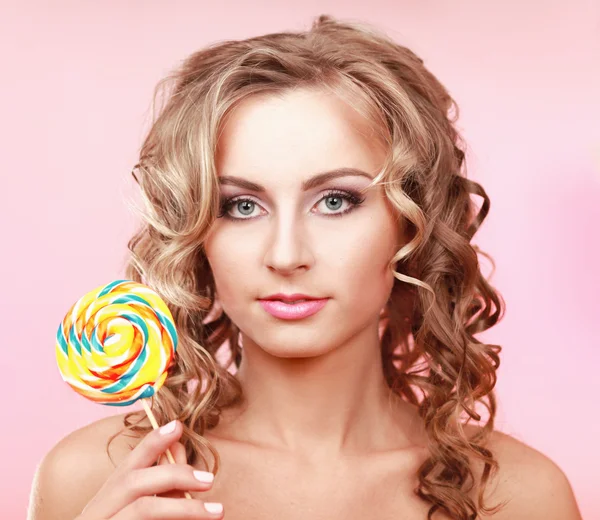 Joven mujer feliz con piruleta — Foto de Stock