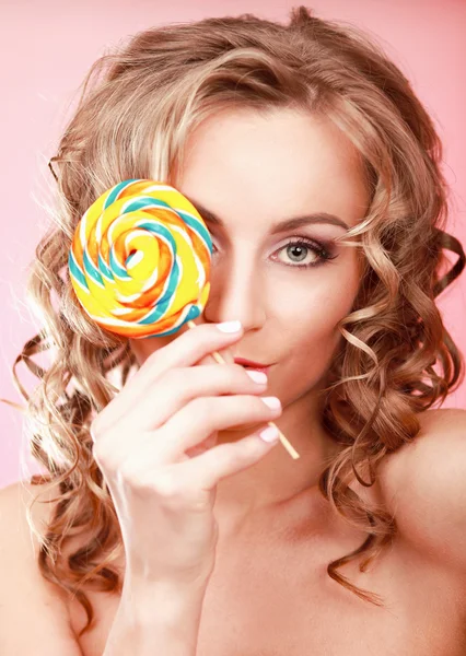 Ung glad kvinna med lollipop — Stockfoto