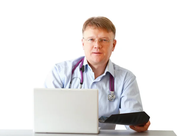 Médico masculino trabajando en un lugar de trabajo, aislado sobre fondo blanco — Foto de Stock