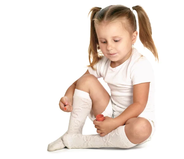 Child sitting on the floor and painting — Stock Photo, Image