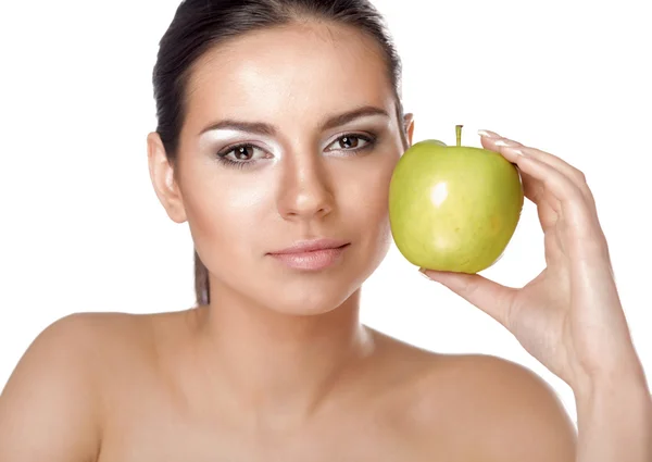 Mladá krásná žena jíst zelené jablko izolovaných na bílém — Stock fotografie
