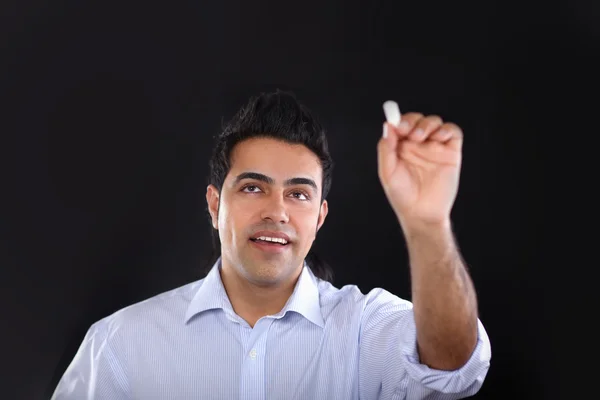 Joven escribiendo algo en tablero de cristal — Foto de Stock