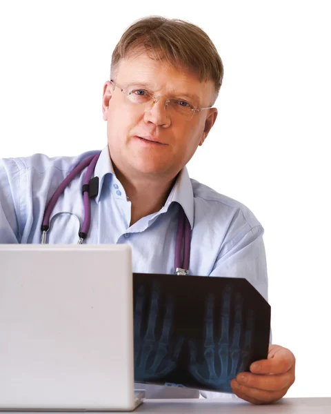 Médico com estetoscópio, isolado em branco — Fotografia de Stock