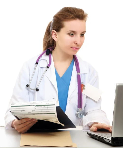 Médico con estetoscopio en su lugar de trabajo aislado en blanco —  Fotos de Stock