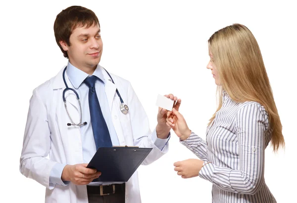 Врач и пациент держат папку на белом фоне — стоковое фото