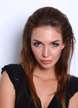 Beyaz arka plan üzerinde izole, güzel bir kadın