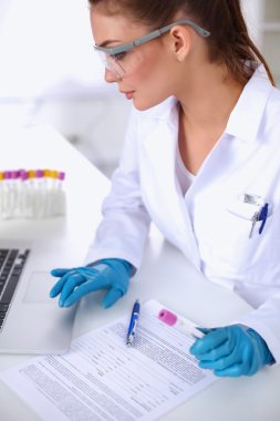 Doktor deneyden sonra beyaz üzerine izole edilmiş bir şey not etti.