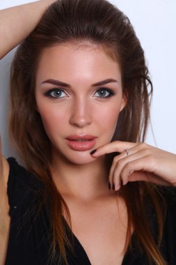 Beyaz arka plan üzerinde izole, güzel bir kadın