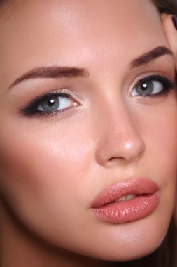 Güzel genç kadın yüzünün yakın portresi. Beyaz arkaplanda izole.