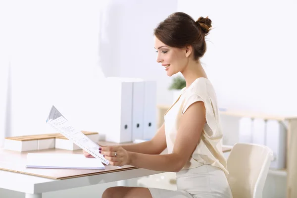 Atractiva mujer de negocios sentada en el escritorio de la oficina — Foto de Stock