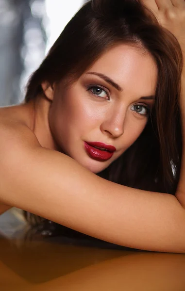 Retrato de cerca de la hermosa chica con maquillaje de moda acostado — Foto de Stock