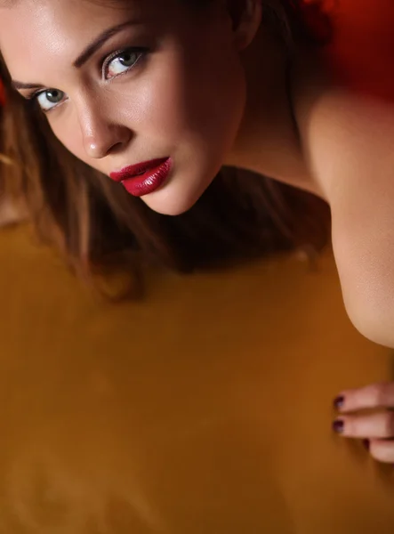 Nahaufnahme Porträt der schönen Mädchen mit trendigen Make-up liegen — Stockfoto