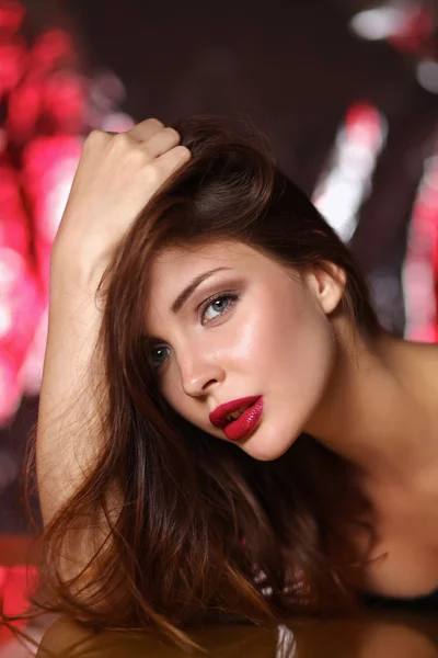 Retrato de cerca de la hermosa chica con maquillaje de moda acostado — Foto de Stock