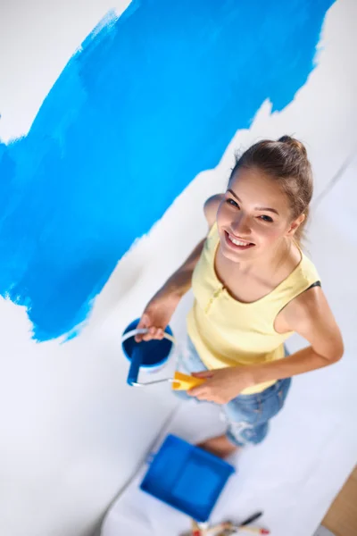 Feliz hermosa mujer joven haciendo pintura de pared, de pie en la escalera —  Fotos de Stock