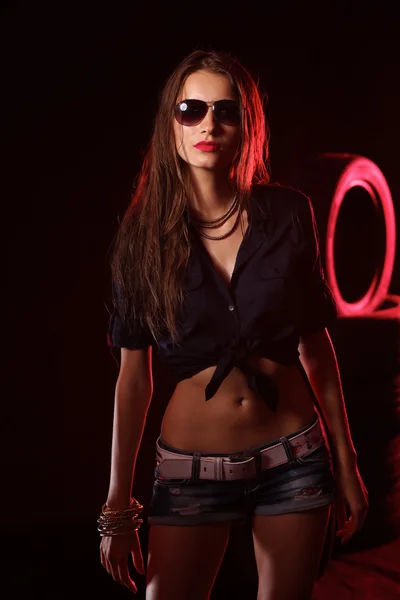 Retrato de uma jovem mulher na garagem antiga. isolado em fundo preto — Fotografia de Stock