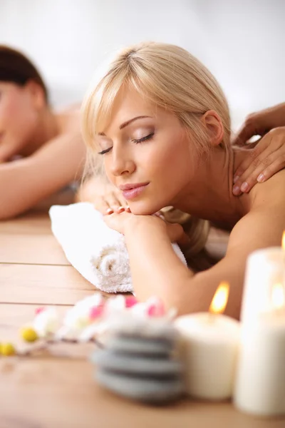 Duas jovens mulheres bonitas relaxando e desfrutando no centro de spa — Fotografia de Stock