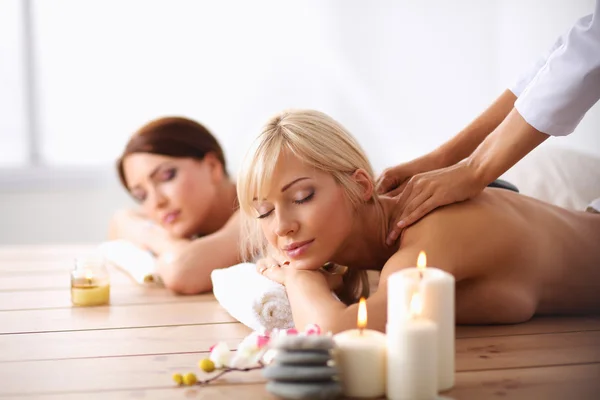 Dos mujeres hermosas jóvenes relajándose y disfrutando en el centro de spa — Foto de Stock