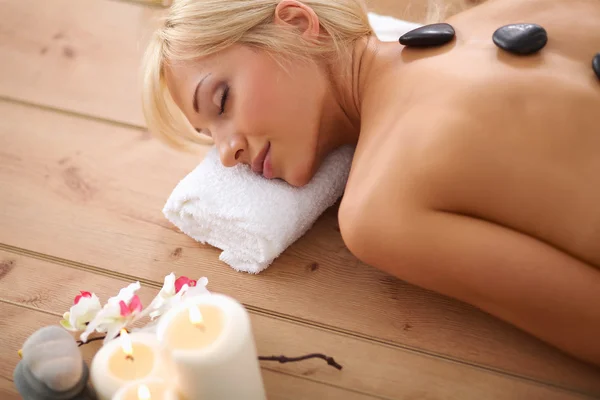 Jonge mooie vrouwen ontspannen en genieten van op het spa center — Stockfoto