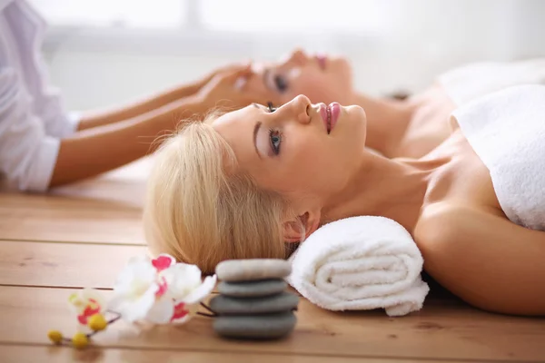 Two young beautiful women relaxing and enjoying at the spa center — Stock Photo, Image