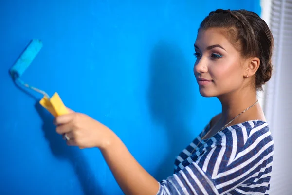 Feliz hermosa joven mujer haciendo pintura de pared, — Foto de Stock