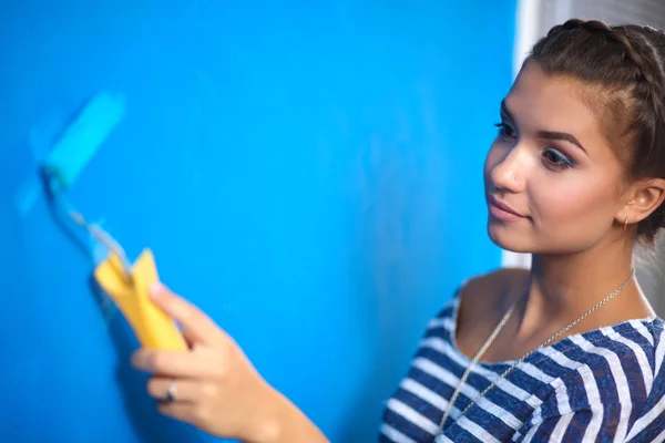 Glückliche schöne junge Frau beim Wandbemalen, — Stockfoto