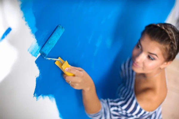 Feliz hermosa joven mujer haciendo pintura de pared, — Foto de Stock