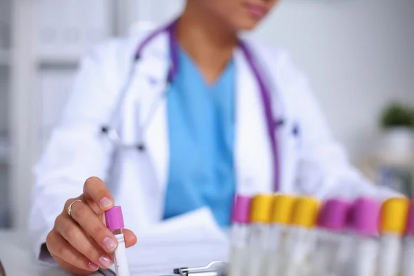 Vrouwelijke onderzoeker is omringd door medische flacons en flacons, geïsoleerd op witte achtergrond — Stockfoto