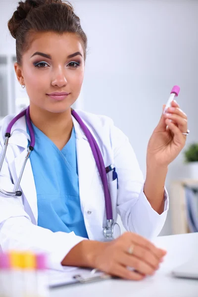 Kvinnelig forsker er omgitt av medisinske hetteglass og målekolber, isolert på hvit bakgrunn – stockfoto
