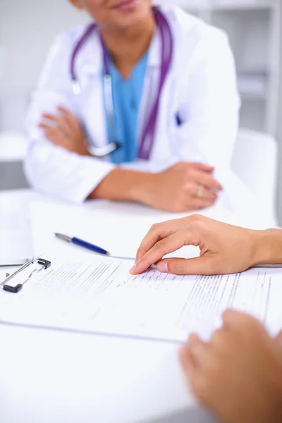 Médico e paciente sentado na mesa no escritório — Fotografia de Stock