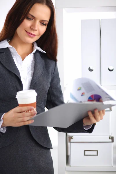 Attraktiv ung affärskvinna står nära skrivbord med mapp på kontoret — Stockfoto