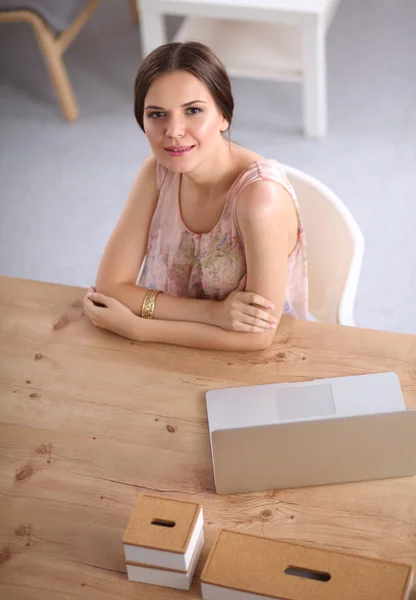 Empresária atraente sentada na mesa no escritório — Fotografia de Stock