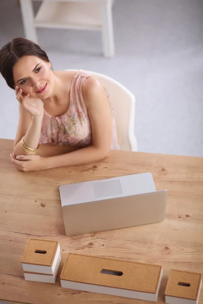 Aantrekkelijke zakenvrouw zit op het bureau in het kantoor — Stockfoto