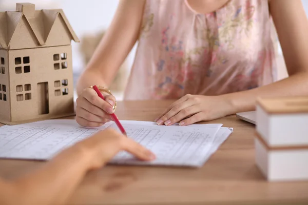 Ritratto di architetto donna con cianografie alla scrivania in ufficio — Foto Stock