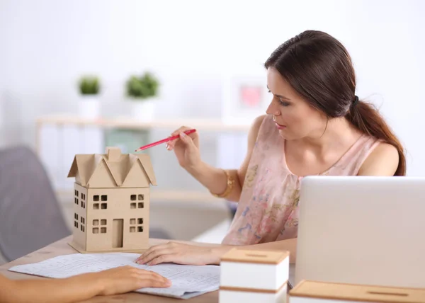 Portrait de femme architecte avec des plans au bureau — Photo