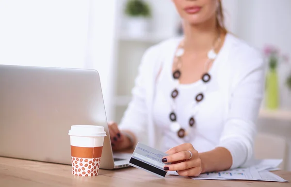 Zakenvrouw doen online winkelen via laptop en credit card in office — Stockfoto