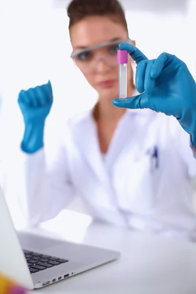 Mulher pesquisadora é cercada por frascos e frascos médicos, isolados em fundo branco — Fotografia de Stock