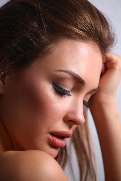 Retrato de cerca de la hermosa cara de mujer joven. Aislado sobre fondo blanco. — Foto de Stock