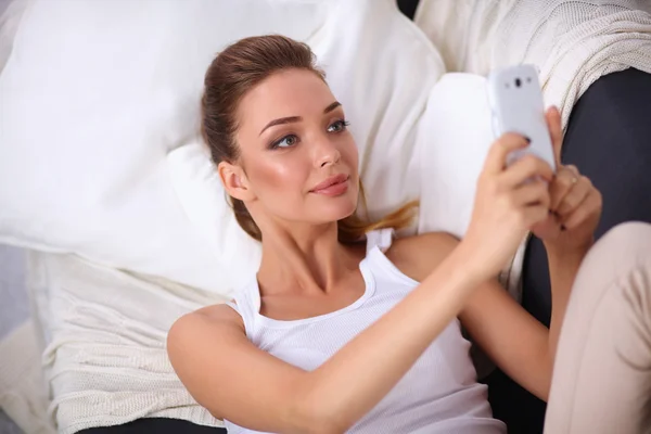 Yatak odasında cep telefonu ile kendini bir fotoğraf çekici mutlu esmer — Stok fotoğraf